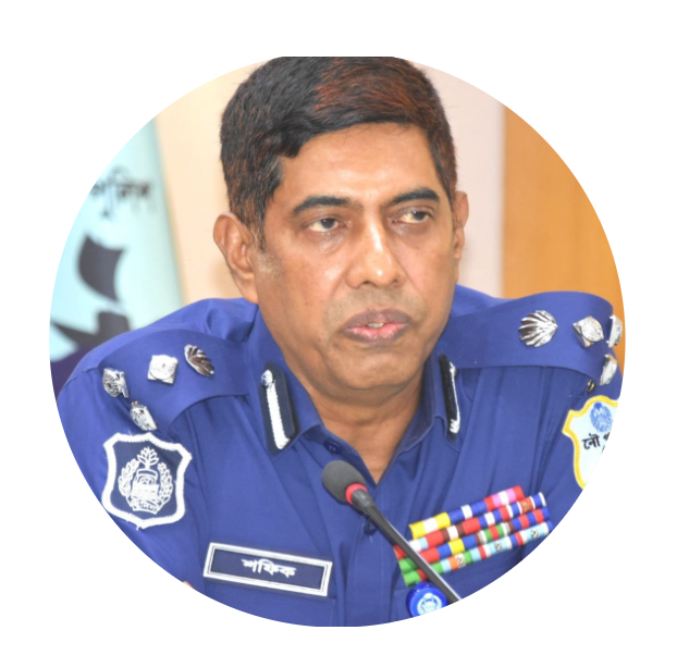 বগুড়া জেলার সারিয়াকান্দি উপজেলার কৃতি সন্তান ডিআইজি মো: শফিকুল ইসলাম।  রাজশাহী বিশ্ববিদ্যালয় থেকে স্নাতক এবং স্নাতকোত্তর শেষ করে ১৯৯৯ সালে অনুষ্ঠিত ১৮তম বিসিএস এ বাংলাদেশ পুলিশে যোগদান করেন। কর্মজীবনের শুরু ২০০০ সালে লক্ষীপুর জেলায় সহকারী পুলিশ সুপার হিসেবে দায়িত্ব পালন করে ৯ মাস পর চট্টগ্রাম মেট্রোপলিটনে এ্যাসিসটেন্ট পুলিশ কমিশনার হিসেবে, ২০০২ সালে তিনি ঢাকা মহানগর গোয়েন্দা পুলিশ (ডিবি) তে দীর্ঘ  ৫ বছর কর্মরত ছিলেন। এরপর ২০০৭ সালের জুন মাসে জাতিসংঘ মিশনে লাইবেরিয়া’তে চলে যান। মিশন থেকে এসে ২০১০ সালে চট্টগ্রাম জেলার অতিরিক্ত পুলিশ সুপার হিসেবে দায়িত্বপ্রাপ্ত হন। ২০১৩ সালে  তিনি সিলেট মেট্রোপলিটন এ পুলিশ সুপার (এসপি) হিসেবে যোগদান করেন। ২০১৪ সালে তিনি ৩য় বারের মতো জাতিসংঘ মিশনে আইভরি কোস্ট এ যান। আইভরি কোস্ট থেকে মিশন শেষ করে পুলিশ সুপার (এসপি) হিসেবে বাংলাদেশ হাইওয়ে পুলিশে যোগদান করেন। এরপর ২০১৯ সালে বাংলাদেশ নৌ-পুলিশের এসপি’র দায়িত্ব পান। ২০২১ সালে পদোন্নতি পেয়ে বাংলাদেশ নৌ-পুলিশে অতিরিক্ত ডিআইজি (এ্যাডমিন এন্ড অপারেশনস) হিসেবে দায়িত্বপ্রাপ্ত হন। এখন তিনি বাংলাদেশ হাইওয়ে পুলিশে ডিআইজি পদে পদোন্নতিপ্রাপ্ত হয়ে দায়িত্বরত আছেন।
মো: শফিকুল ইসলাম অপরিসীম বীরত্ব ও সাহসিকতাপূর্ণ কাজের স্বীকৃতি হিসেবে ২০১৭ সালে পিপিএম এবং ২০২০ সালে বিপিএম পদক লাভ করেন।
ব্যক্তিগত জীবনে মো: শফিকুল ইসলাম ২ ছেলে ও ১ কন্যা সন্তানের জনক। তার স্ত্রীর নাম সুমাইয়া পারভীন।